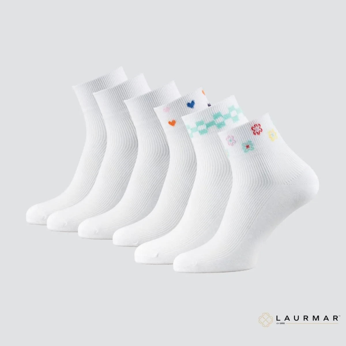 Șosete scurte pentru femei din bumbac pieptănat, fără cusătură, cu modele diverse — mix (3 alb simplu, 1 inimioare, 1 geometric, 1 floral)