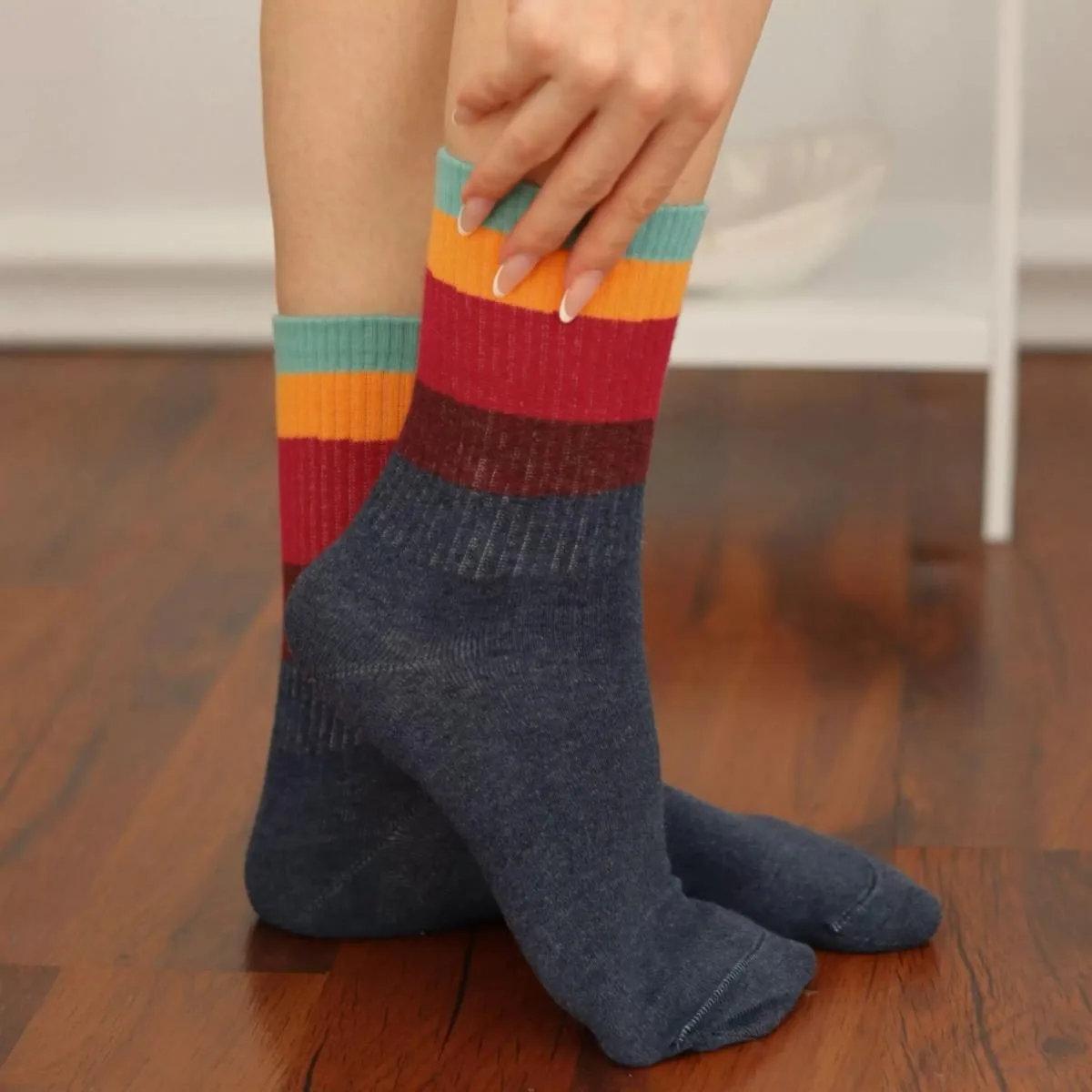 Șosete pentru femei cu design fresh și dinamic, care adaugă un plus de stil și confort. — Dungi multicolore
